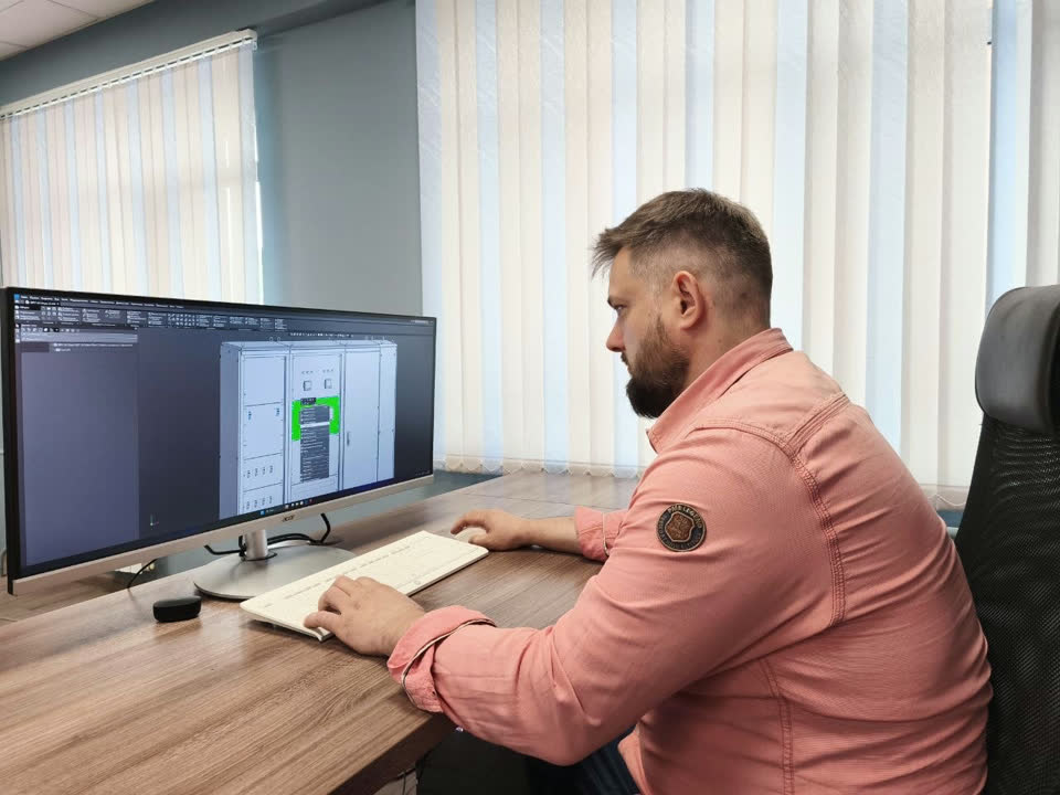 Инженер за расчётом шкафа в CAD
