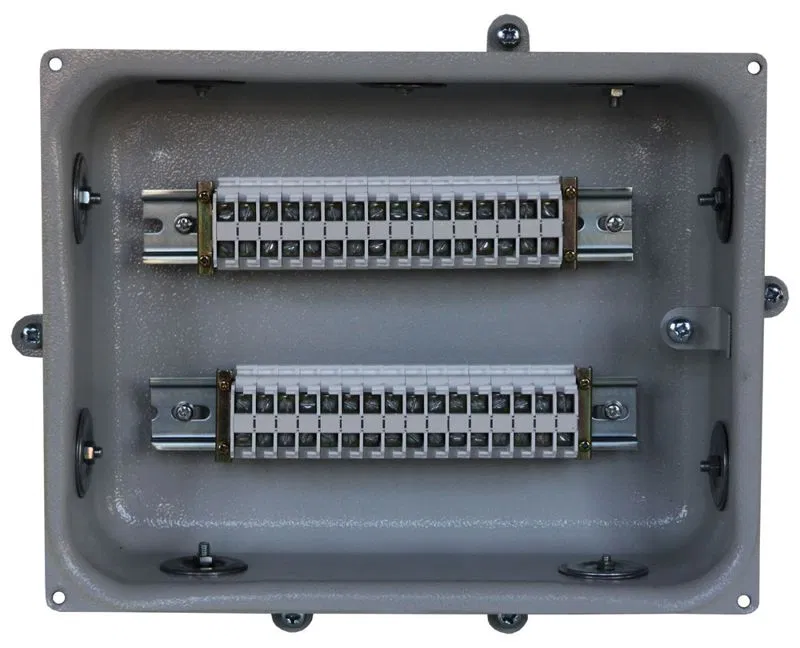 Коробка клеммная КЗН-32 У3 32 зажима IP31 заглушка метал. Электротехник ET013207