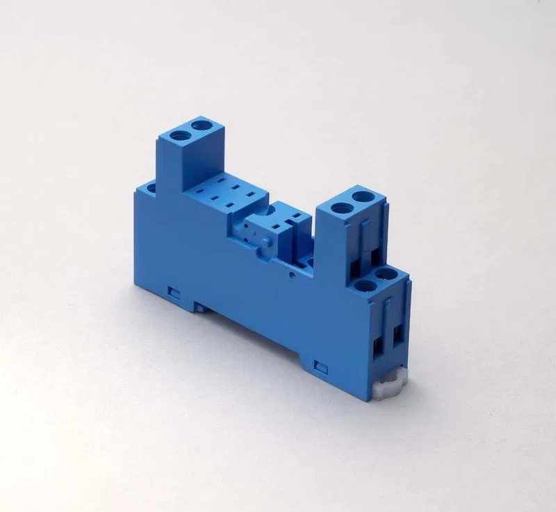 Socket with screw terminals (with cage clamp) for relays 40.51 40.52 40.61 40.62 modules 99.80 including metal clip 095.71 blue FINDER 95853SMA