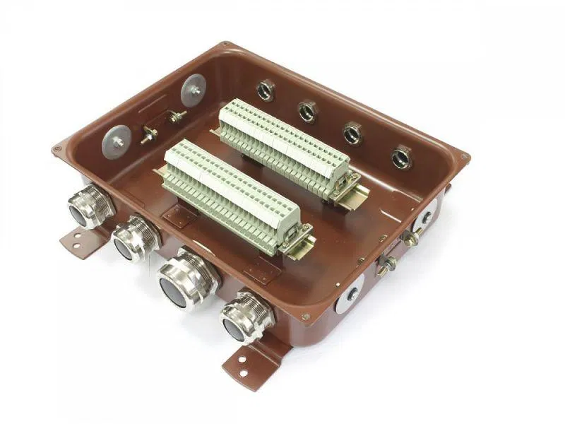 Коробка КМ 65-40 УХЛ1.5 IP65 латун. ввод ГОФРОМАТИК zeta30360