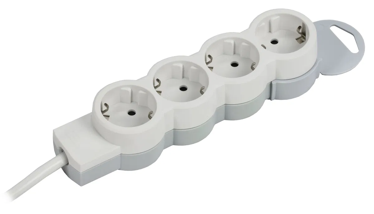 STANDARD Удлинитель У04 4 места 2P+PE 1,5м 3х1,5мм2 16А белый IEK 695006