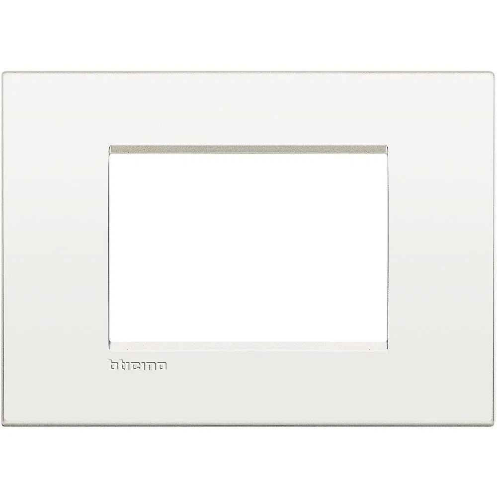 LivingLight Рамка AIR 3 модуля, цвет Белый LNC4803BN Legrand