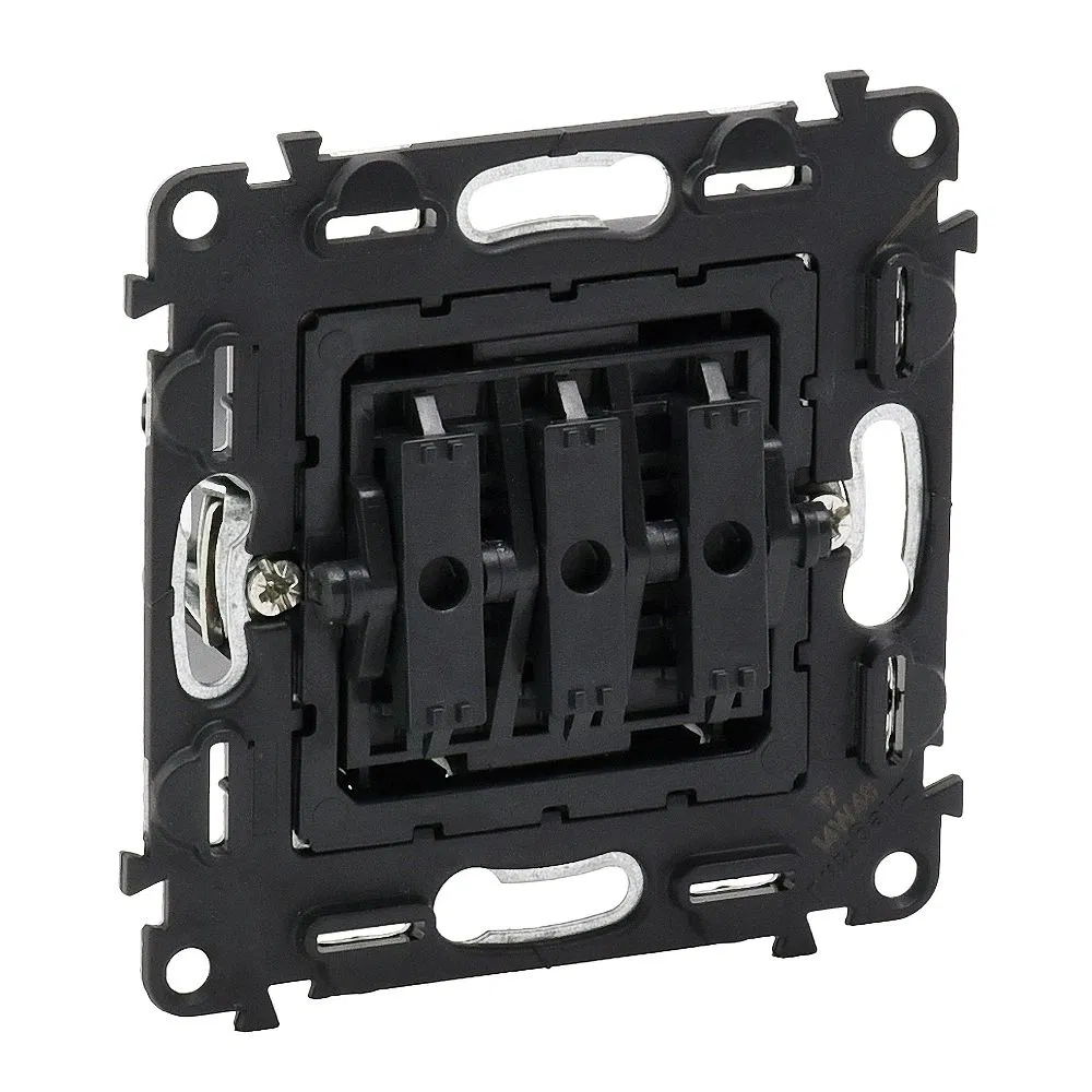 Valena IN'MATIC. Three-gang switch 10A 250V. Screw terminals 752003 Legrand