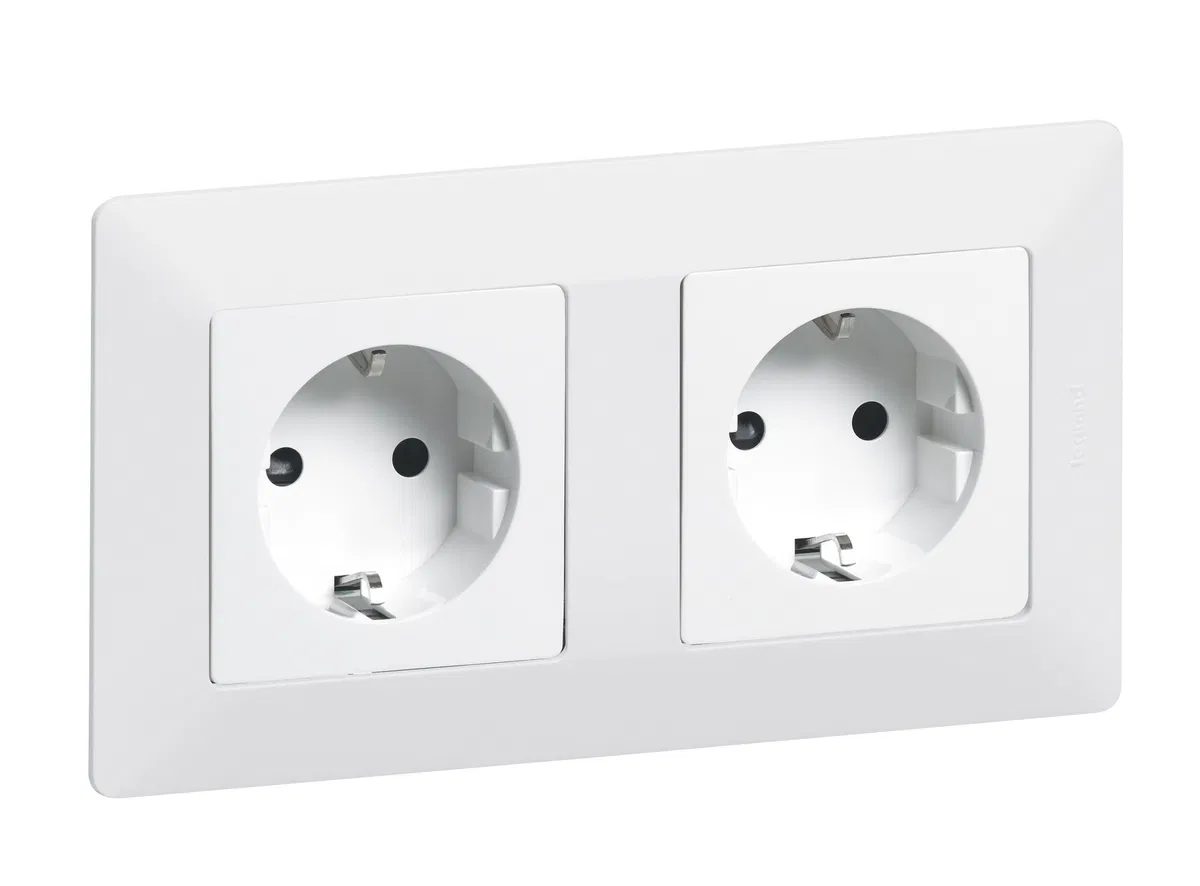 Valena LIFE.Frame "White".2-gang universal 754002 Legrand