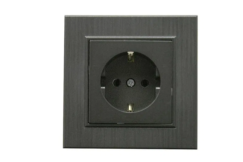 Розетка 1-м Karea LINE STAR с заземл. дым. металлик Makel 86050028
