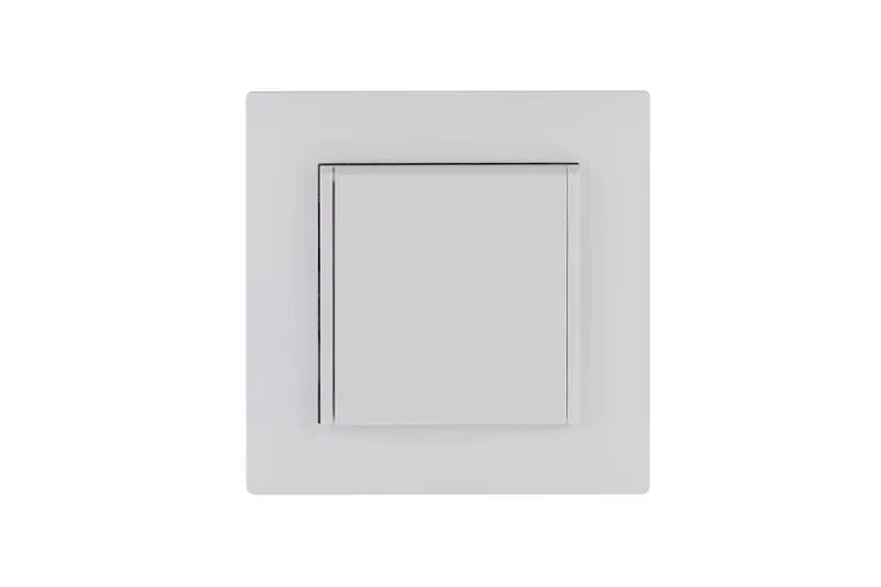 Розетка 1-м с крышкой Karea RIZZ с заземл. бел. Makel 88001029